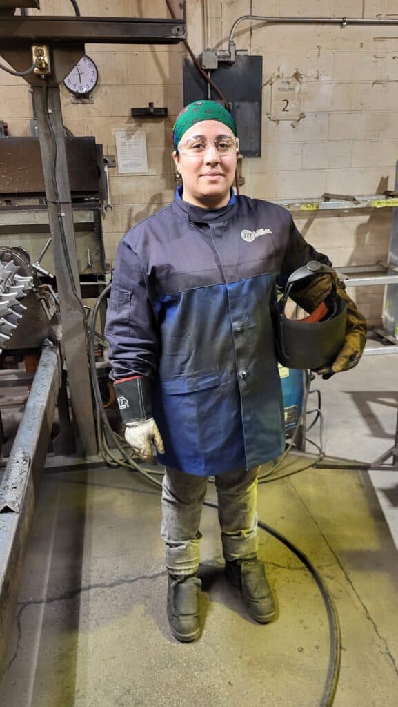 Notre travailleuse étrangère travaillant comme soudeuse au Québec