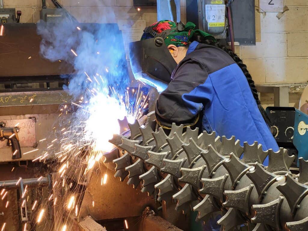 Notre travailleuse étrangère travaillant comme soudeuse au Québec